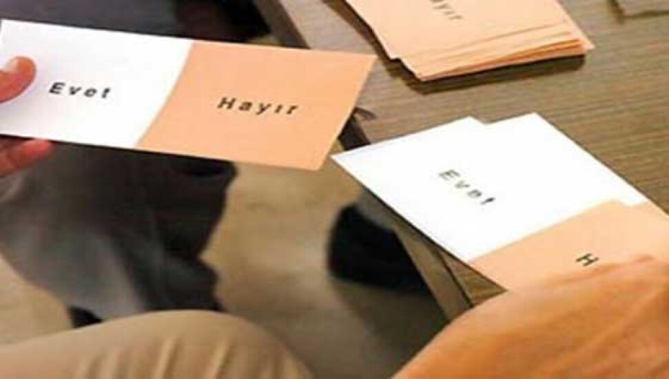 Türkiye'de referandum: Evet: yüzde 51.37, hayır: yüzde 48.63