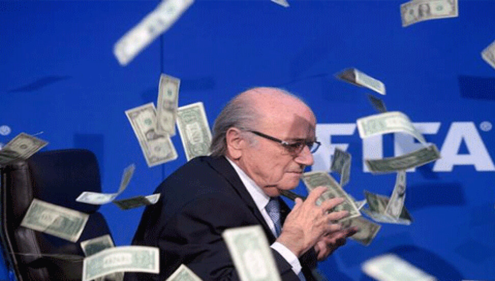 FIFA Başkanı Blatter'a rüşvet protestosu: Başına bir tomar para atıldı