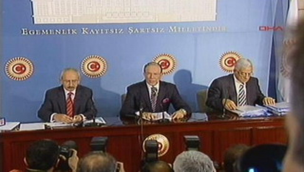Yeni belgeler sundu