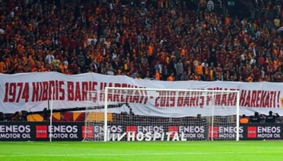 Galatasaray taraftarından anlamlı pankart: "Kıbrıs, Barış Pınarı Harekatı, Ordumuz olsun daim muzaffer"