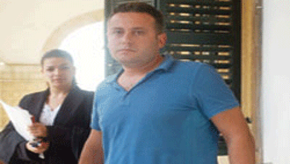 Mahkumlara uyuşturucu ve cep telefonu temin eden gardiyan serbest