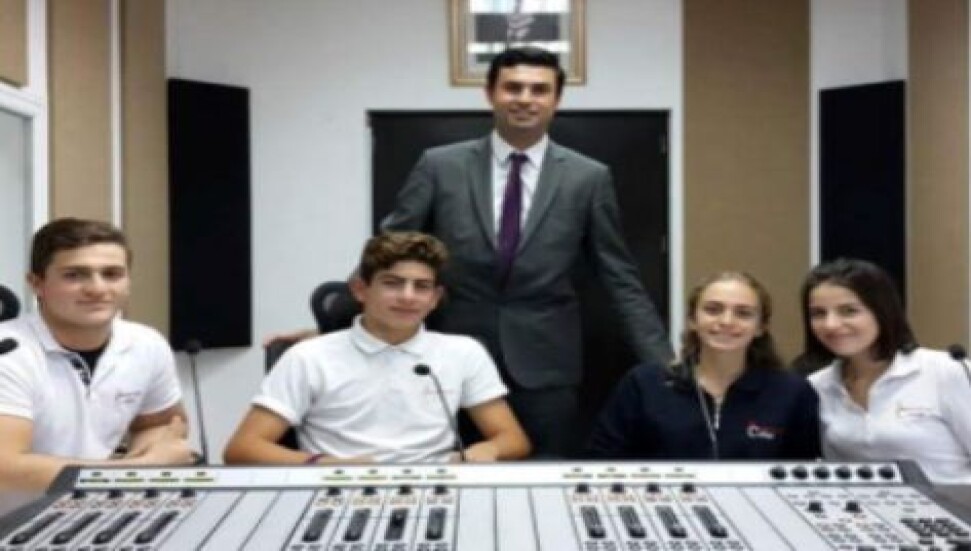 Amerikan Koleji öğrencileri Radyo Vatan'a konuk oldu
