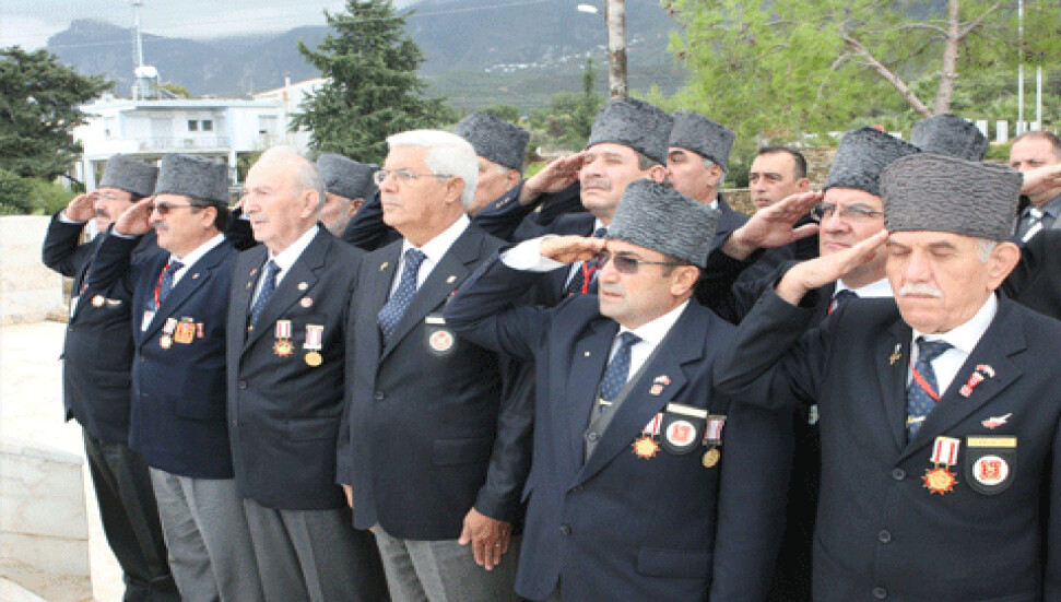 Kıbrıs Barış Harekatı Gazileri, Karaoğlanoğlu Şehitliği'ni ziyaret etti