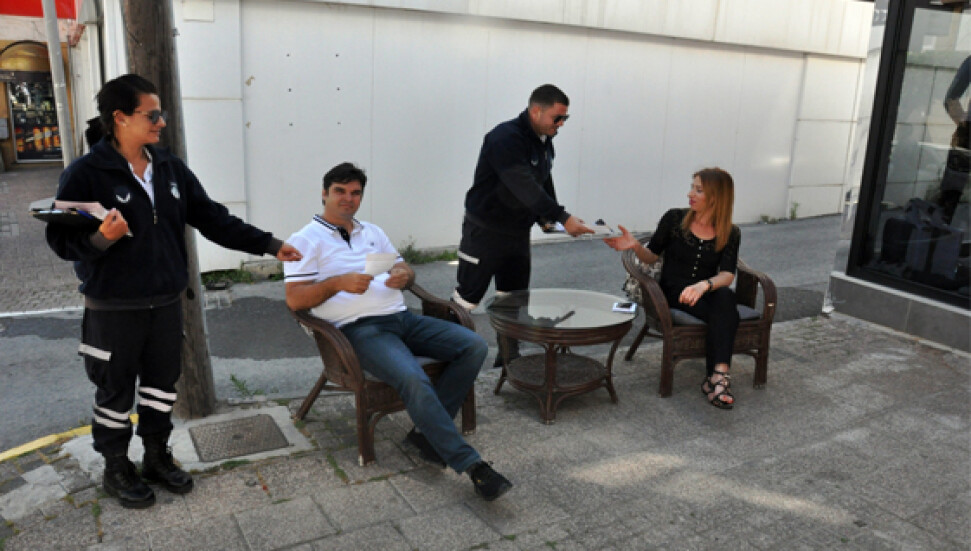Girne Belediyesi, trafikte yaşanan sorunlara dikkat çekmek amacıyla bildiri dağıttı