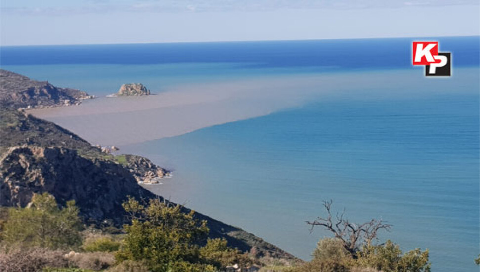 Güzelyurt körfezi mavisini kaybetti: Dere denize aktı