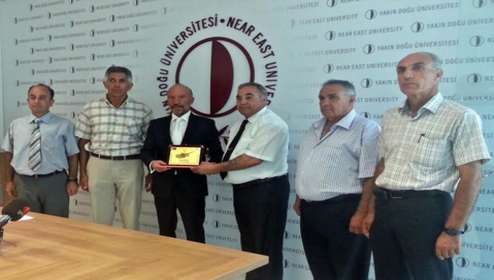 Emekli Astsubaylar Derneği'nden YDÜ Kurucu Rektör Dr. Günsel'e plaket