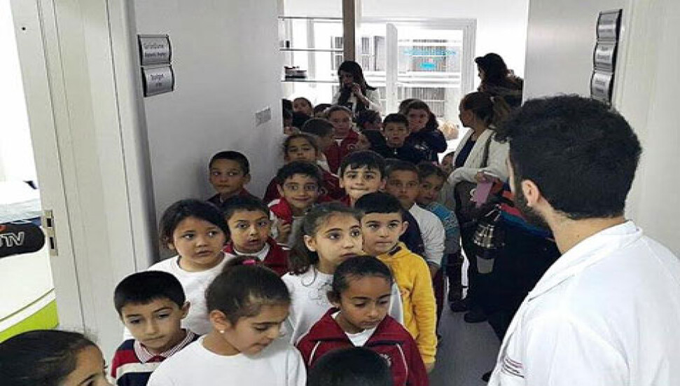 Güzelyurt Barış İlkokulu öğrencileri YDÜ Hayvan Hastanesi'ni meraklı gözlerle gezdi
