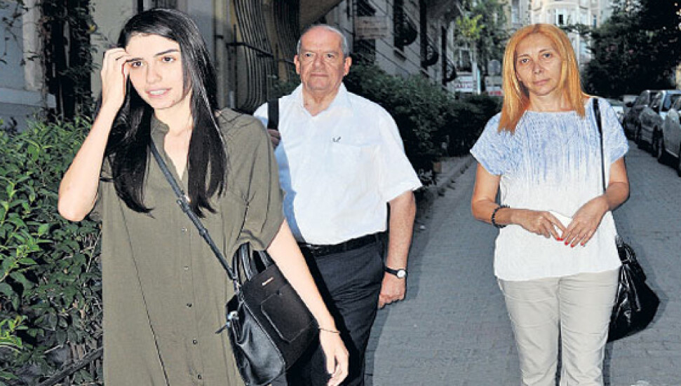 Hazar Ergüçlü, babası Süleyman ve annesi Neşe Ergüçlü ile Cihangir'de görüntülendi...