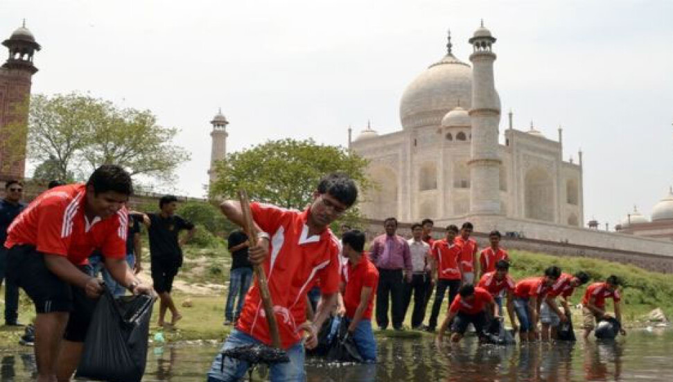 Hindistan renk değiştiren Tac Mahal için çare arıyor