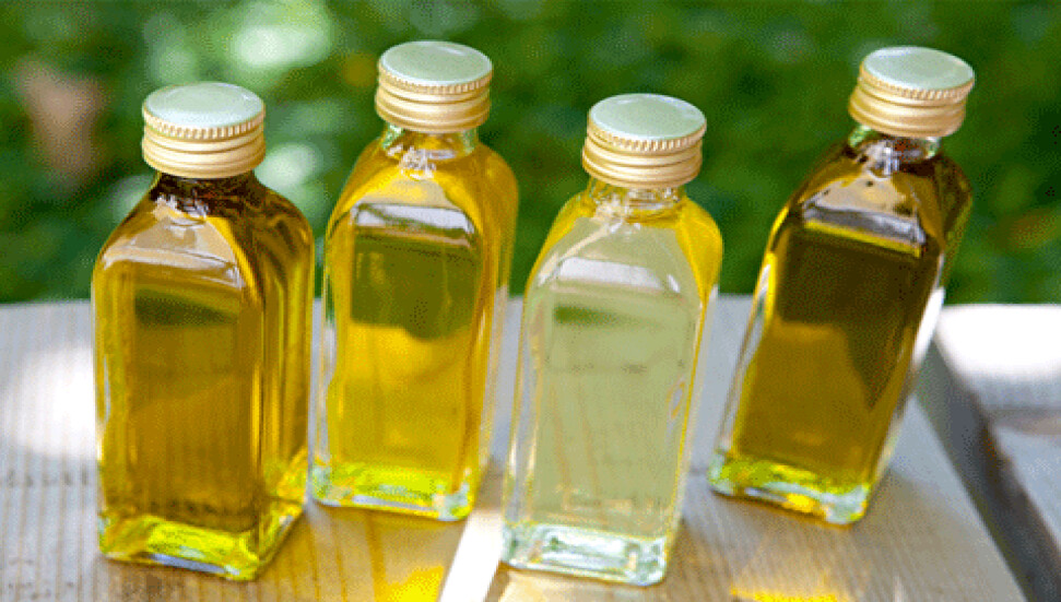 Kaşlarınızı kalınlaştırmak için Hint yağını deneyin