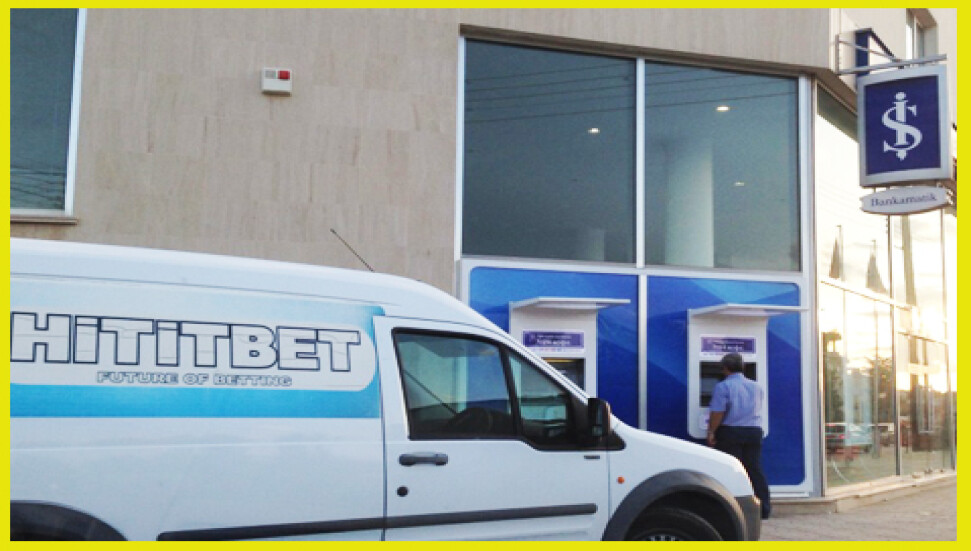 Gözler her gün Girne İş Bankası önünü mesken tutmuş Hititbet aracında...