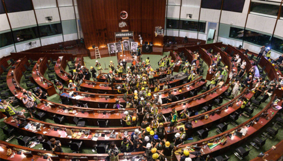 Hong Kong Yönetimi, Meclisi basan protestocuları kınadı