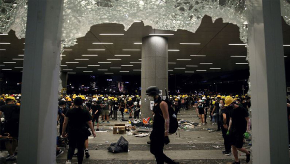 Hong Kong'da protestocular Meclis'i bastı