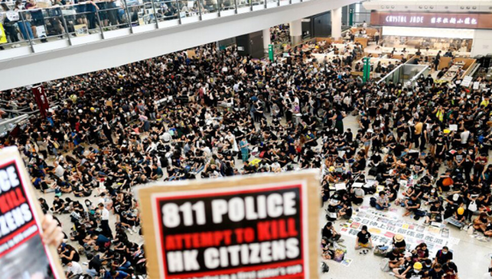 Hong Kong'taki eylemler devam ediyor: Havalimanında uçuşlar iptal