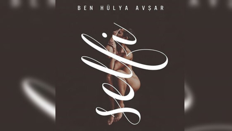 Hülya Avşar'dan film afişi için çıplak poz...