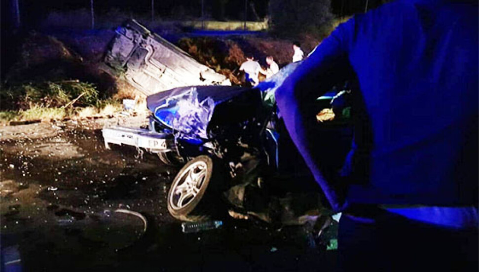 İki araç yüz yüze çarpıştı: 1'i ağır 4 yaralı!