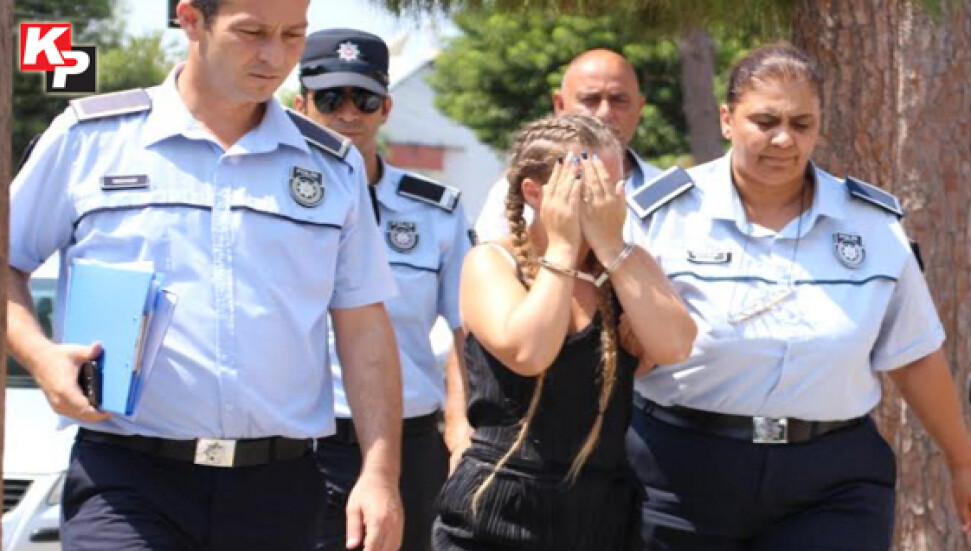 İngiliz anne para karşılığı kamera önünde soyundu, iğrençliğe çocuklarını da alet etti