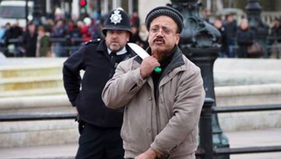 Elinde iki bıçakla saraya yürüdü