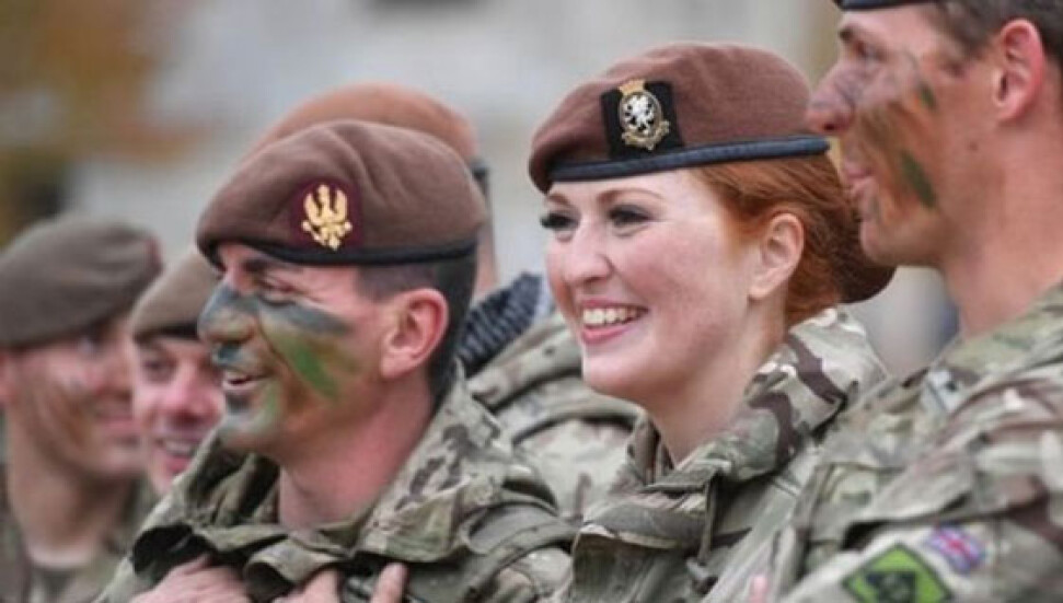 İngiltere'de kadın askerler artık sıcak çatışmalarda görev alabilecek
