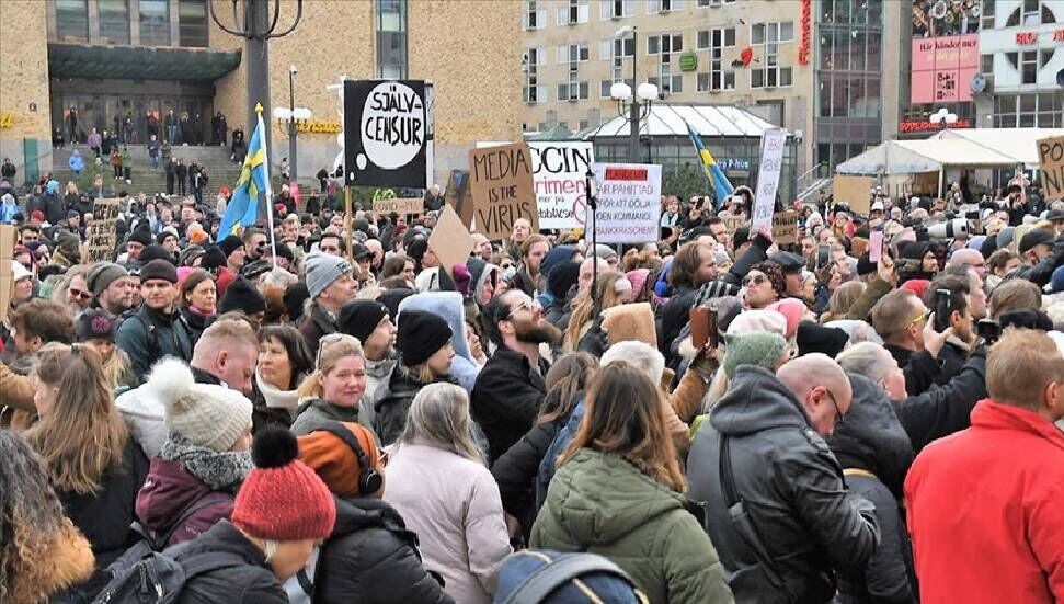 İsveç'te koronavirüs kısıtlamaları protesto edildi