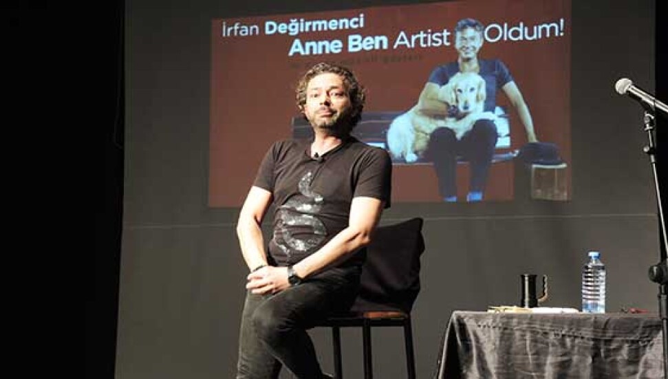 İrfan Değirmenci, kendisinin yazıp oynadığı "Anne Ben Artist Oldum" adlı tek kişilik oyununu sahneye koydu