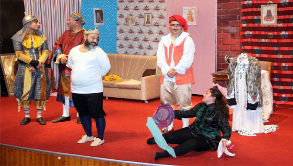 İskele Belediye Tiyatrosu, Kral Çıplak oyununu sahneledi