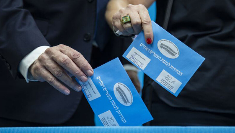 İsrail'de kesin olmayan seçim sonuçlarına göre mecliste sandalyeler eşit
