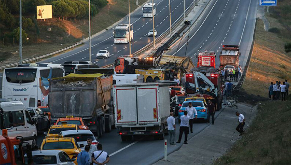 İstanbul Havalimanı yolunda hafriyat kamyonu devrildi, yol trafiğe kapatıldı