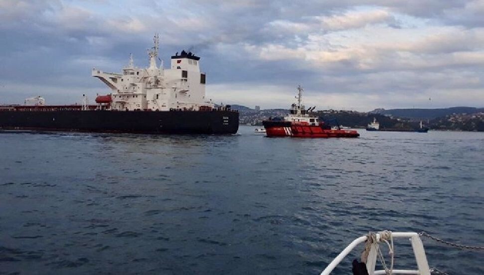 İstanbul Boğazı'nda ham petrol taşıyan tanker kıyıya sürüklendi!