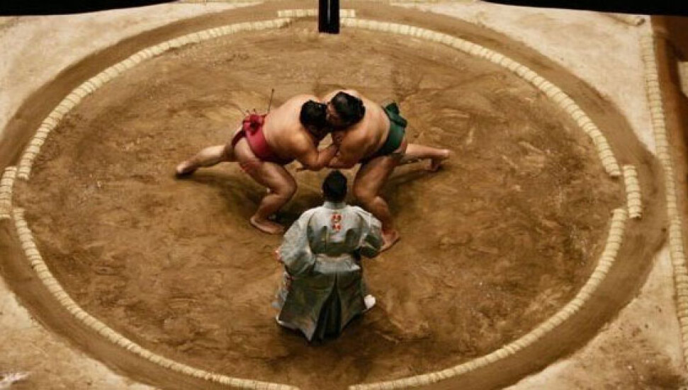 Japonya'da Vali'ye ilk yardım için sumo ringine giren kadınlar dışarı çıkarıldı