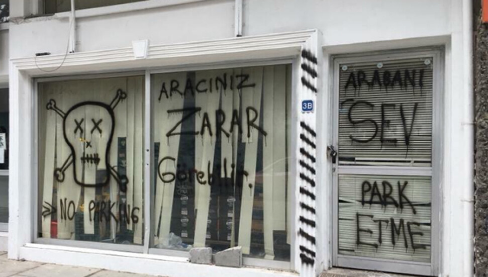 Kapisinin Onune Aracini Park Edenleri Acikca Tehdit Ediyor