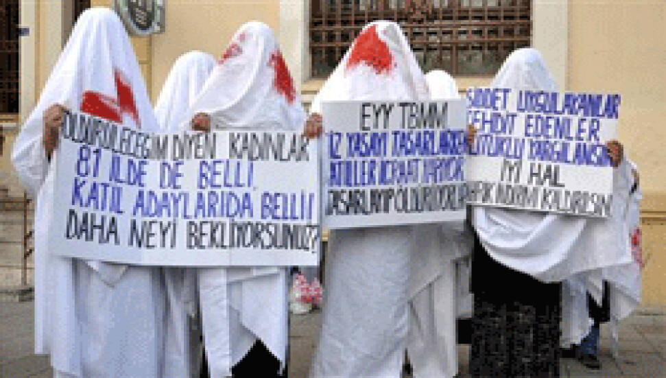 Kadınlardan kefenli protesto