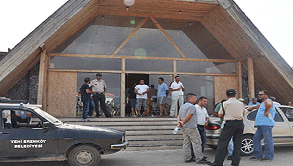 Karpaz'daki çıplaklar kampı belediye tarafından mühürlendi