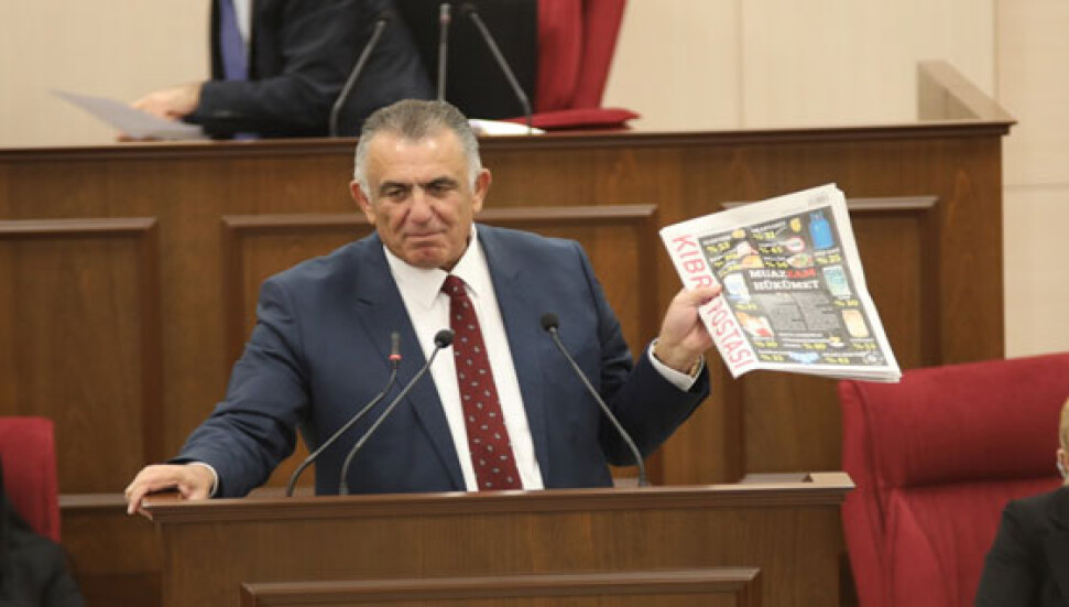 Kıbrıs Postası'nın "muaz'zam" manşeti, Cumhuriyet Meclisinde konu oldu