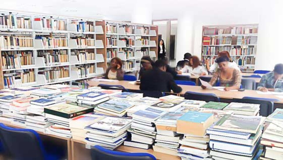 Deniz Plaza Girne Üniversitesi Kütüphanesi'ne kitap bağışladı