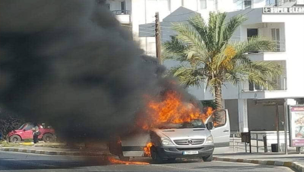 Kliması aşırı ısınan minibüs cayır cayır yandı...