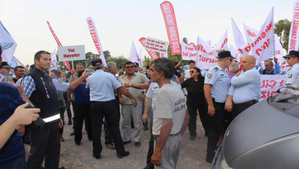 Lapta ve Alsancak'ta halk, "Ya bir yol bul, ya bir yol aç, ya da yoldan çekil" diyerek isyan etti