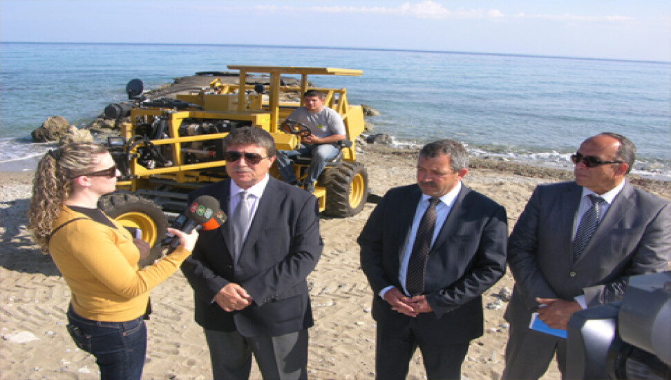 Turizm Bakanlığı, Sahil Temizleme Aracı'nı Lapta Belediyesi'nin himayesine verdi