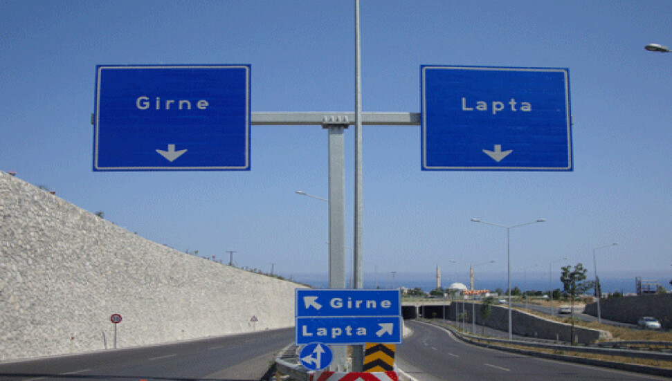 Adada bir ilk: Baş üstü levhaların montajına başlandı