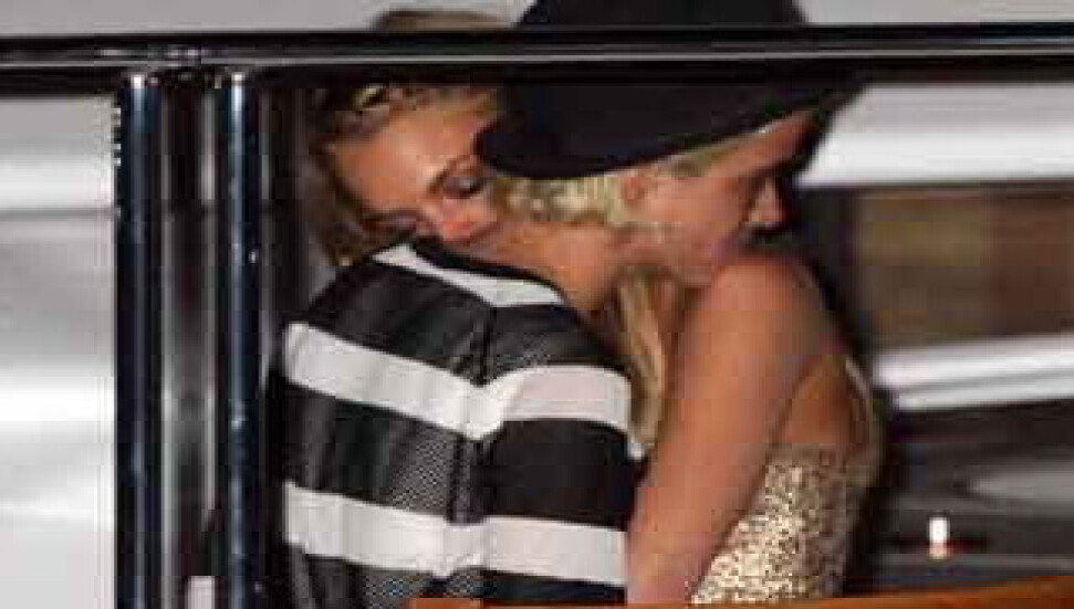 Lindsay Lohan kadın DJ'le yakalandı