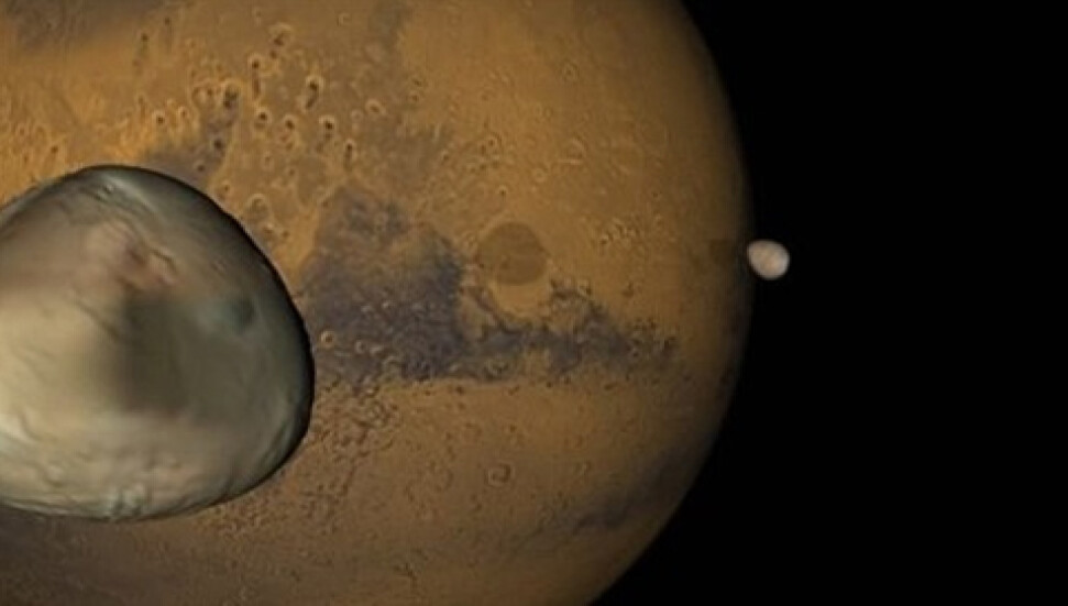 Mars'tan Phobos ve Deimos'a bakış 