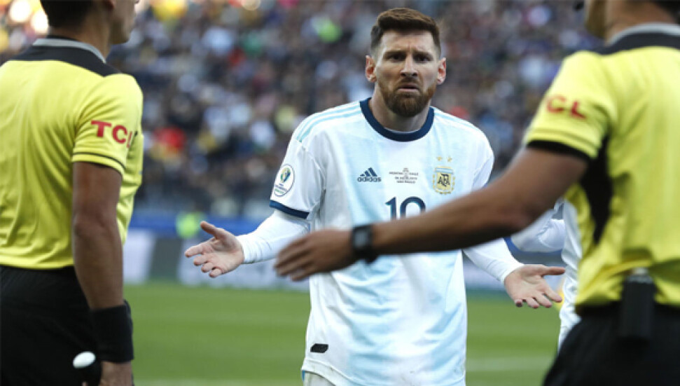 Messi'ye 3 ay futboldan men cezası