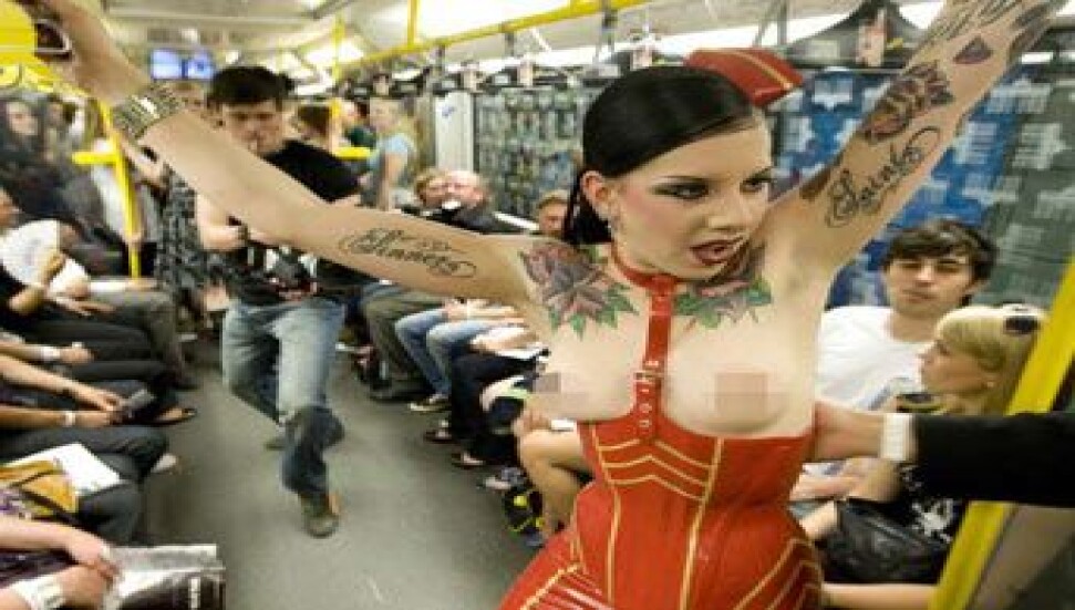 Metroda çıplak defile!   