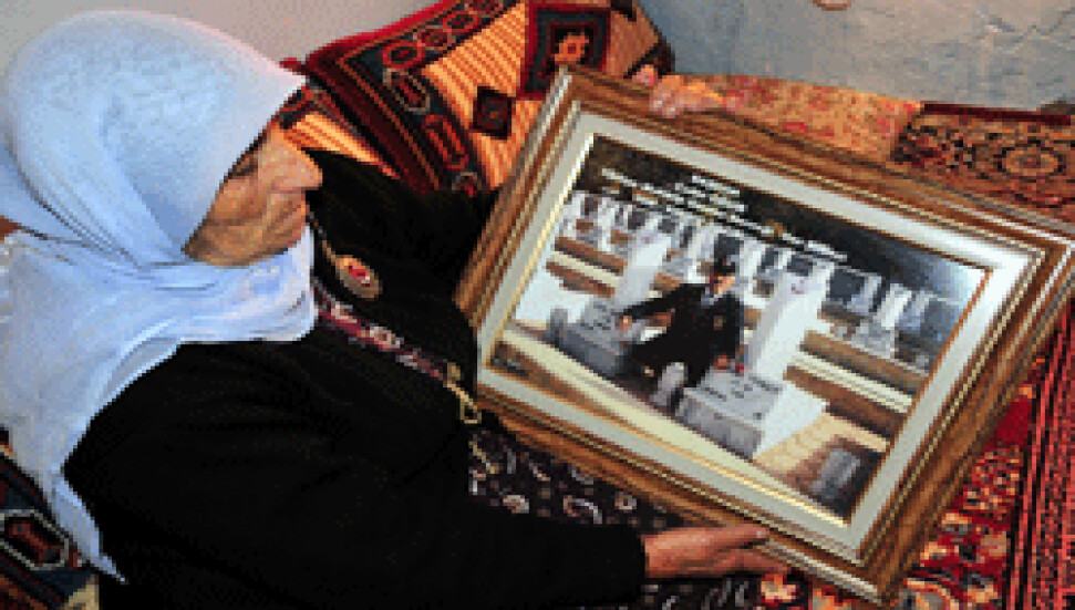 Vanlı şehit annesi, bir fotoğrafla, 36 yıldır aradığı mezarı buldu