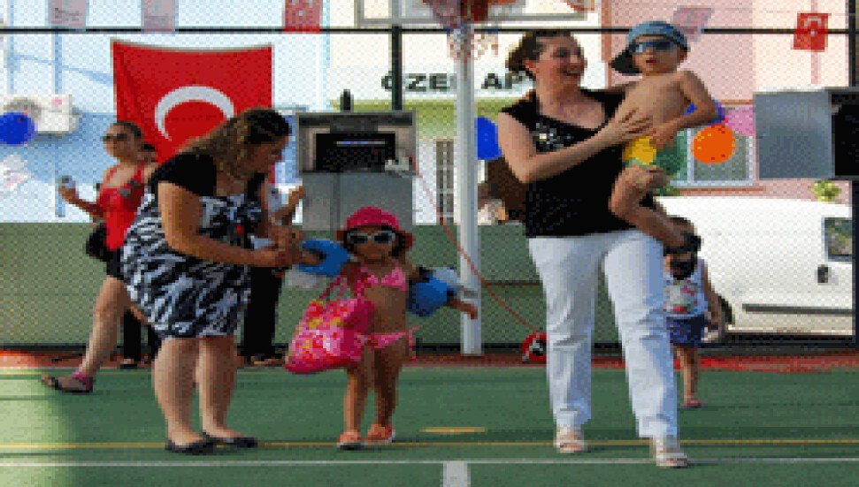 Miniklerin ilk mezuniyet sevinci