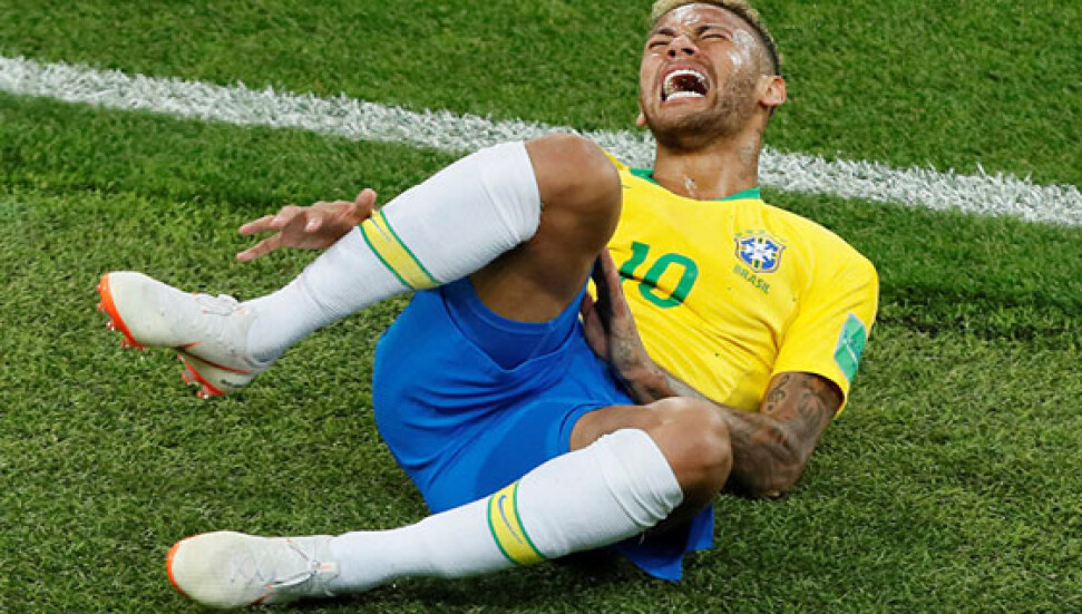 Neymar yerde yuvarlanırken Dünya Kupası 14 dakika durdu