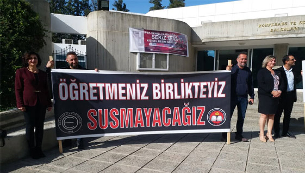 Öğretmen sendikaları pankartlı eylem yaptı