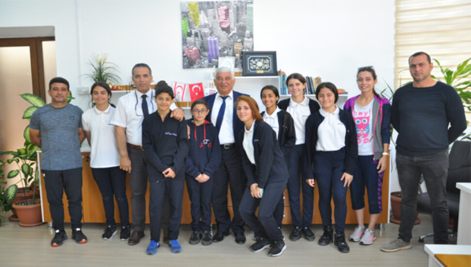 Özçınar, Şehit Turgut Ortaokulu Kız Atletizm Takımını kutladı