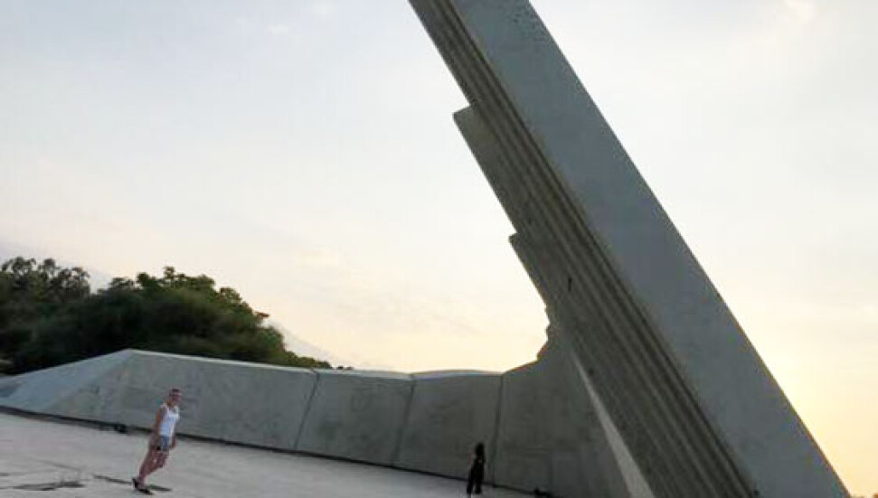 Özgürlük Anıtı yıkıldı yıkılıyor!