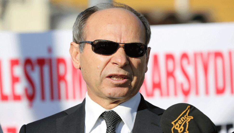 Önce başkanı değiştirecek, sonra da "izin alırsa" gidecek